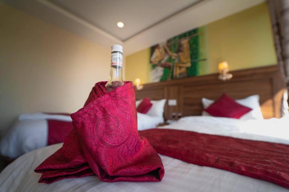 Hotel Royal Image Pokhara Esterno foto