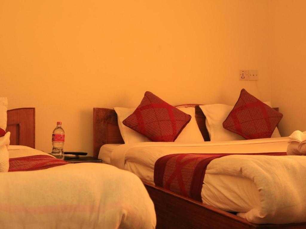 Hotel Royal Image Pokhara Esterno foto