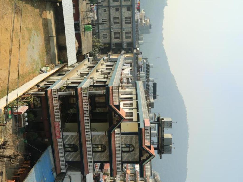 Hotel Royal Image Pokhara Esterno foto