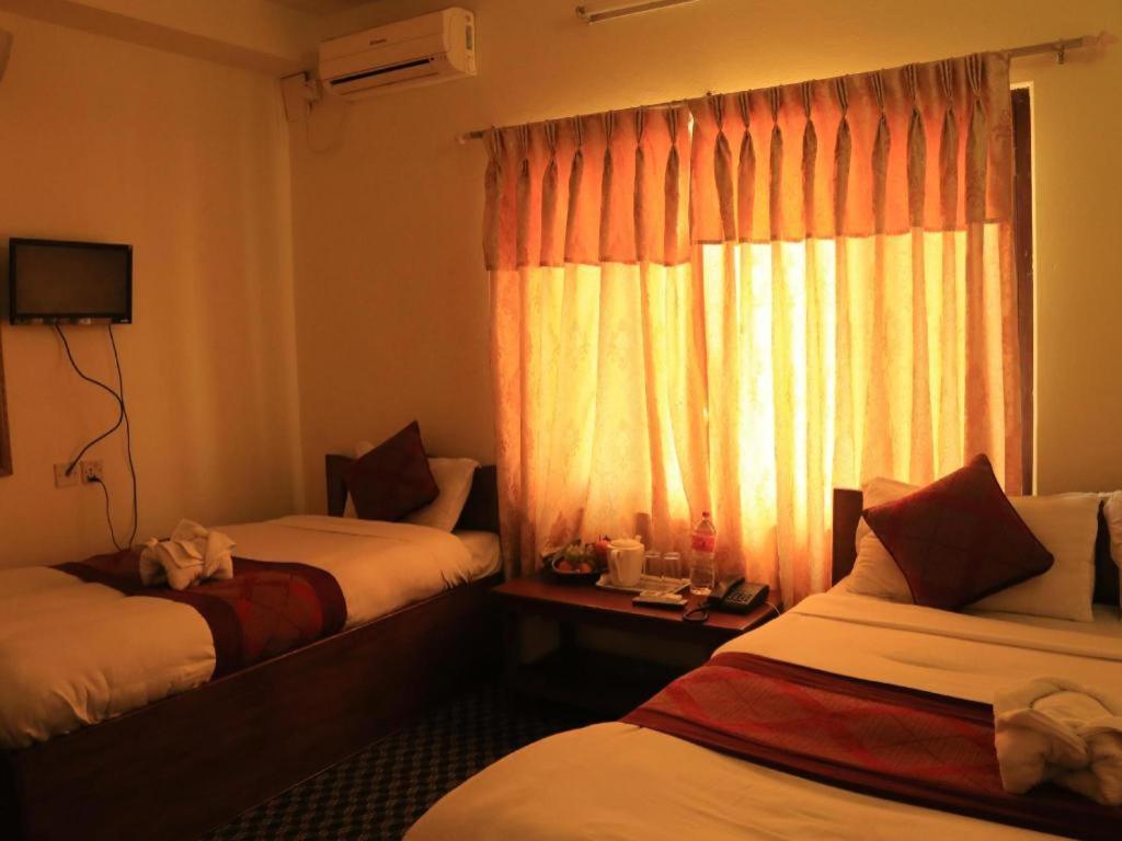 Hotel Royal Image Pokhara Esterno foto