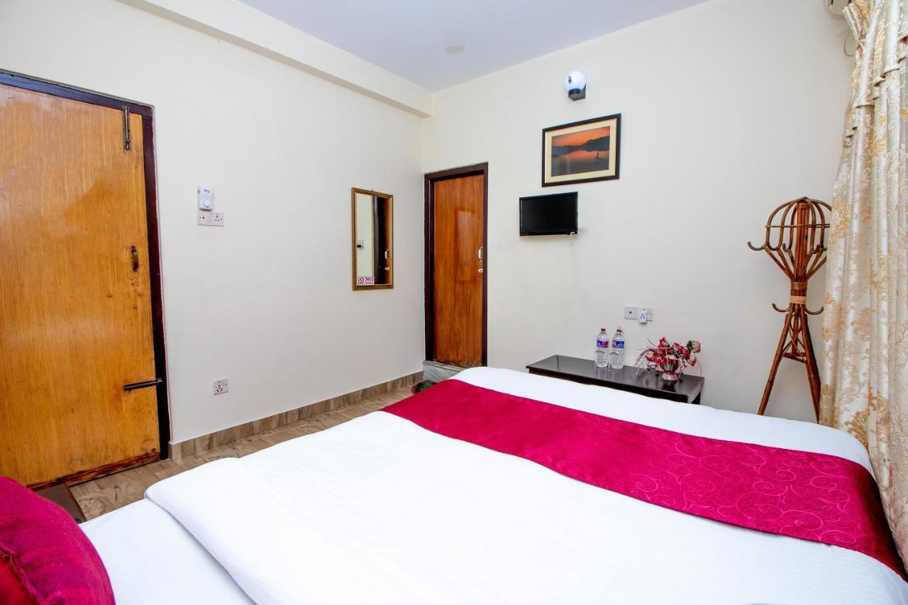 Hotel Royal Image Pokhara Esterno foto