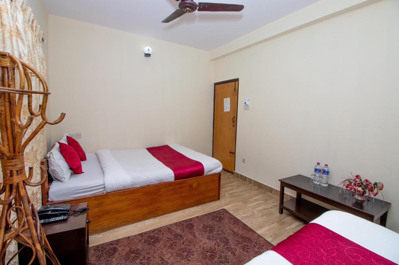 Hotel Royal Image Pokhara Esterno foto
