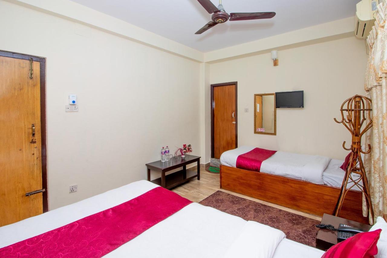 Hotel Royal Image Pokhara Esterno foto